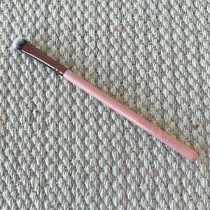 Luxie 213 eye shading brush